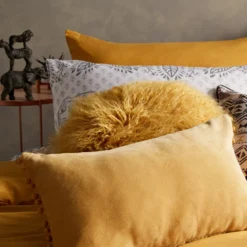 Coussin pompons 30x50