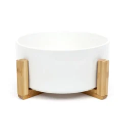Saladier blanc sur support bois